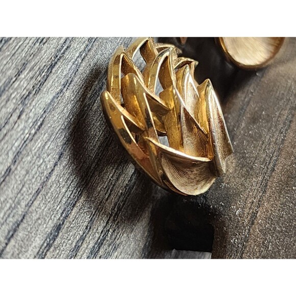 Trifari Crown Signed Vintage Clip On Feather Flame Gold Tone Earrings Textured - Picture 2 of 10